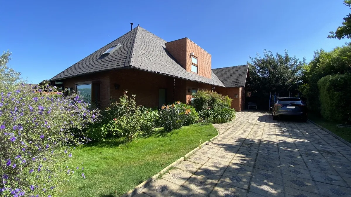 Casa moderna en Peñalolén con antejardín
